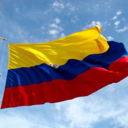 In-Person CELTA vs. Online CertTESOL: What’s the Real Advantage for Colombia?