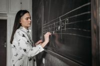 The Voice of TESOL Teachers: How Classroom Experience Shapes Language Retention Research