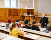 AI in the Classroom and Online School Reviews: Why Context Beats Copy-and-Paste
